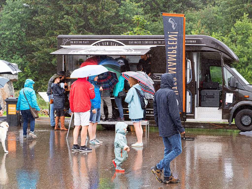 Regencapes und internationale Spezialitten: Foodtruck-Fans lieen sich ihre gute Laune auf dem Feldberg auch vom Wetter nicht nehmen.