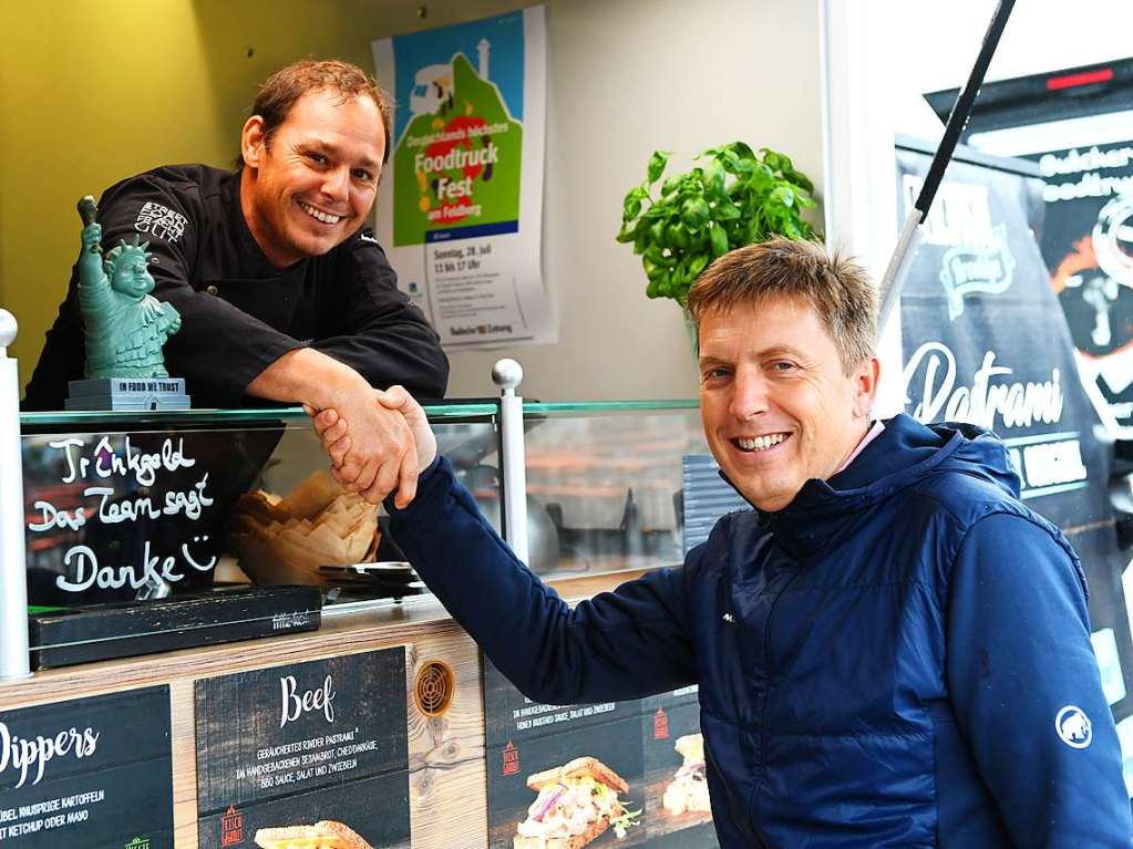 Feldbergs Brgermeister Johannes Albrecht machte einen Rundgang ber das Foodtruck-Fest.