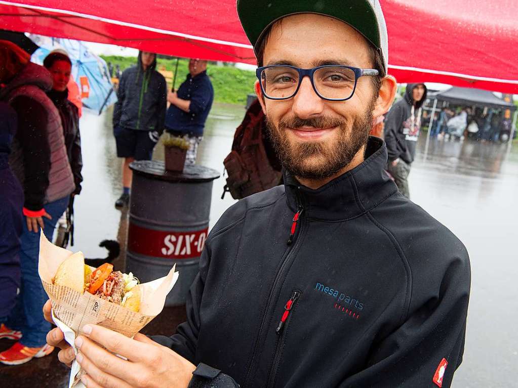 Regencapes und internationale Spezialitten: Foodtruck-Fans lieen sich ihre gute Laune auf dem Feldberg auch vom Wetter nicht nehmen.