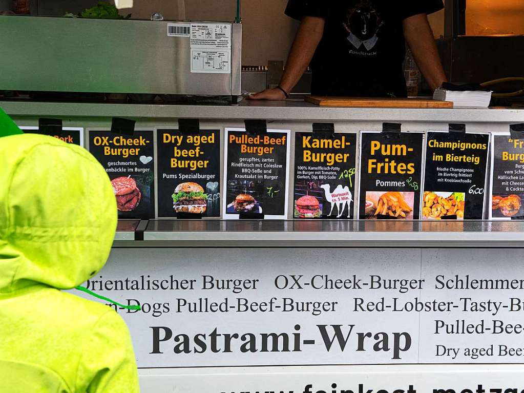 Regencapes und internationale Spezialitten: Foodtruck-Fans lieen sich ihre gute Laune auf dem Feldberg auch vom Wetter nicht nehmen.