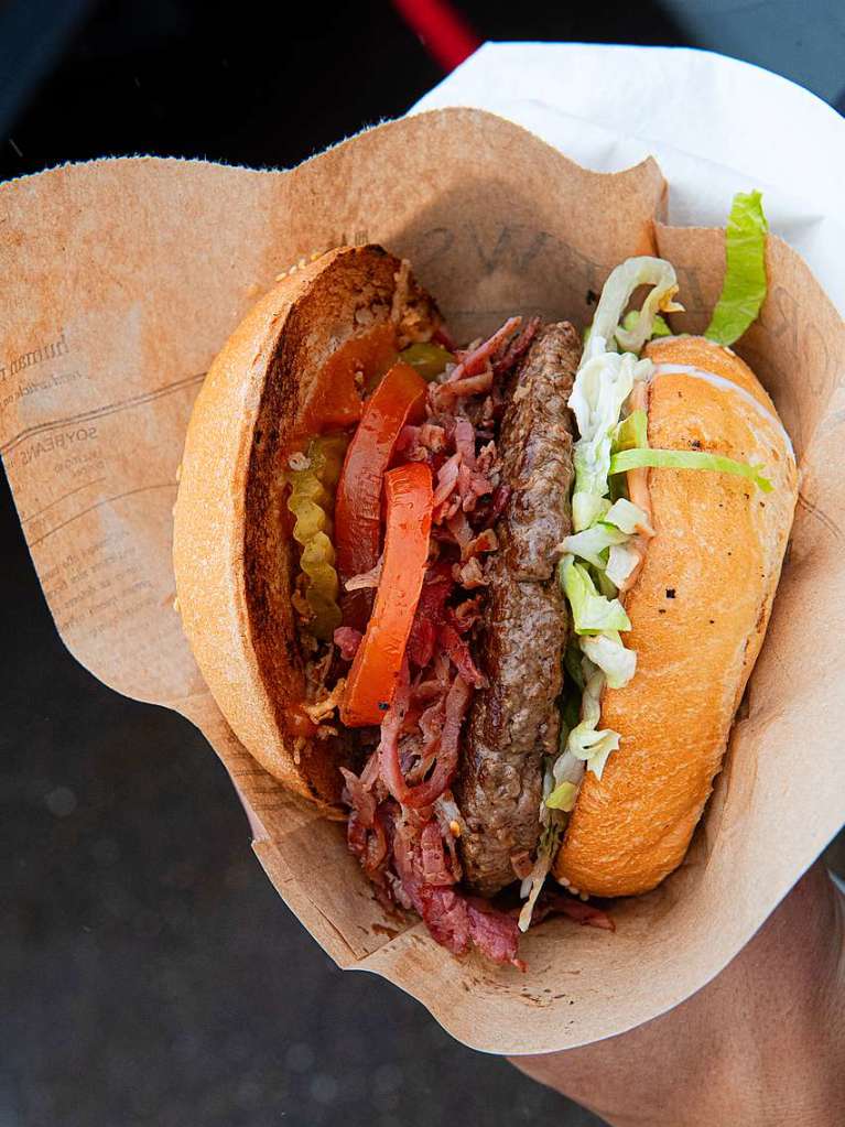 Regencapes und internationale Spezialitten: Foodtruck-Fans lieen sich ihre gute Laune auf dem Feldberg auch vom Wetter nicht nehmen.