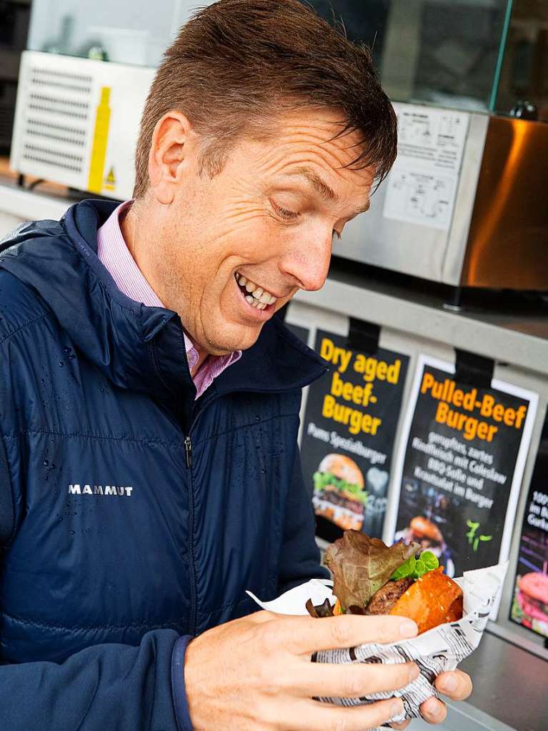 Auch Brgermeister Johannes Albrecht probiert einen Burger.