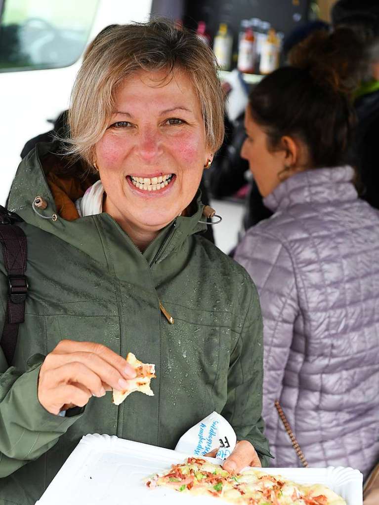 Regencapes und internationale Spezialitten: Foodtruck-Fans lieen sich ihre gute Laune auf dem Feldberg auch vom Wetter nicht nehmen.