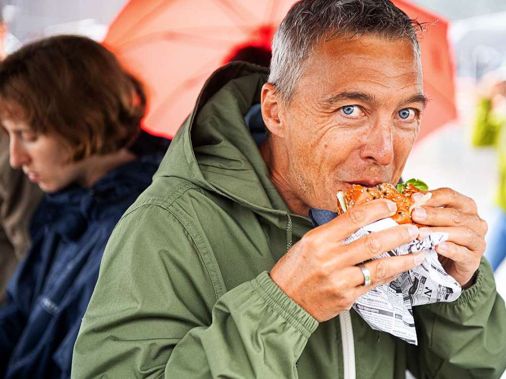 Regencapes und internationale Spezialitten: Foodtruck-Fans lieen sich ihre gute Laune auf dem Feldberg auch vom Wetter nicht nehmen.