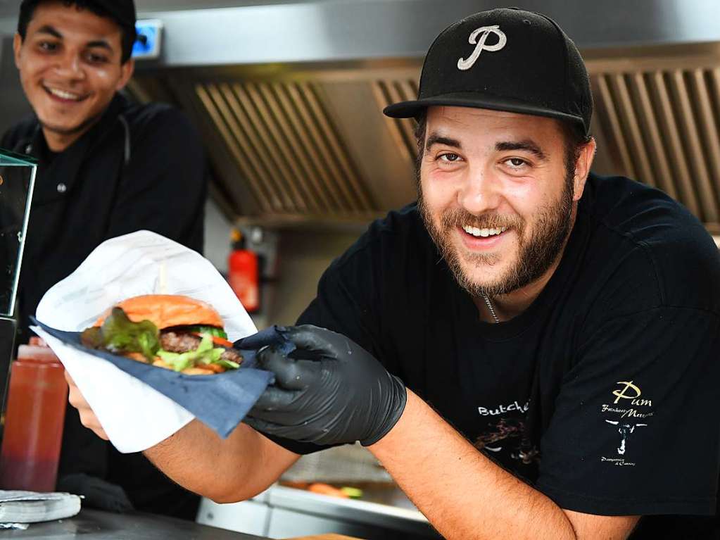 Regencapes und internationale Spezialitten: Foodtruck-Fans lieen sich ihre gute Laune auf dem Feldberg auch vom Wetter nicht nehmen.