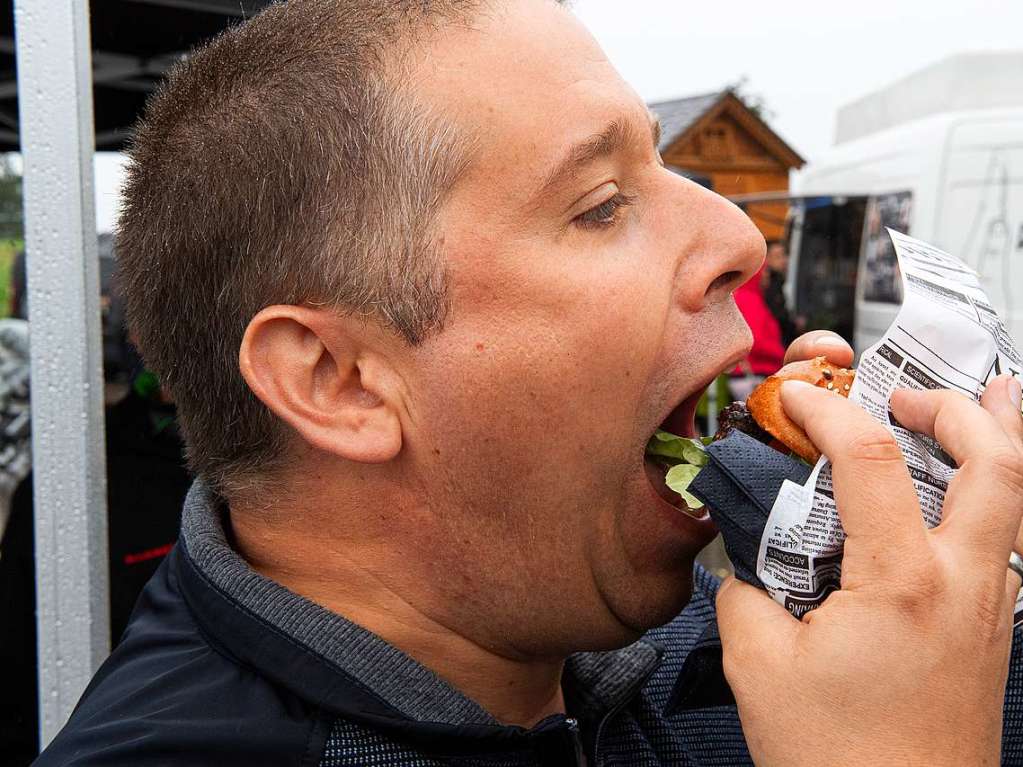 Regencapes und internationale Spezialitten: Foodtruck-Fans lieen sich ihre gute Laune auf dem Feldberg auch vom Wetter nicht nehmen.