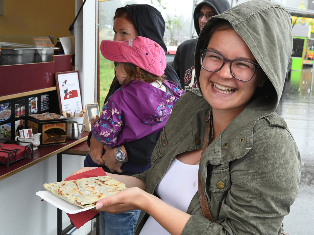 Regencapes und internationale Spezialitten: Foodtruck-Fans lieen sich ihre gute Laune auf dem Feldberg auch vom Wetter nicht nehmen.