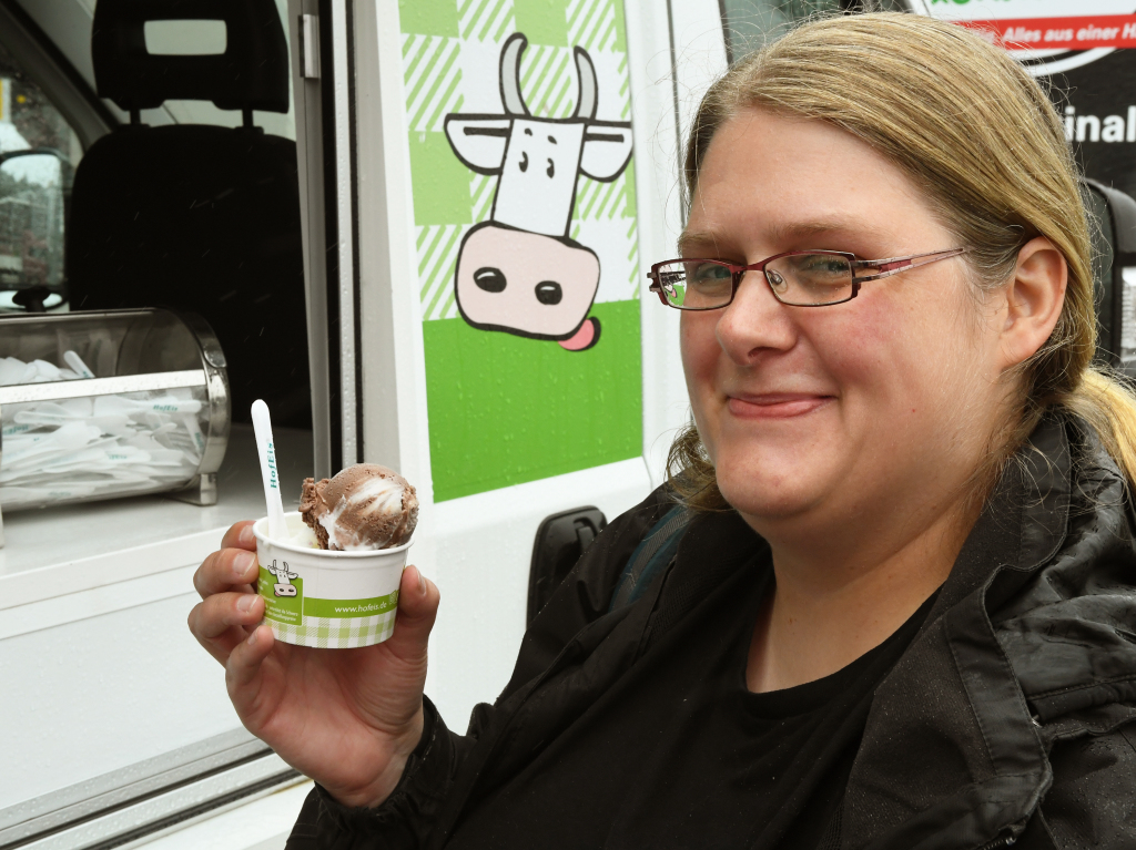 Regencapes und internationale Spezialitten: Foodtruck-Fans lieen sich ihre gute Laune auf dem Feldberg auch vom Wetter nicht nehmen.