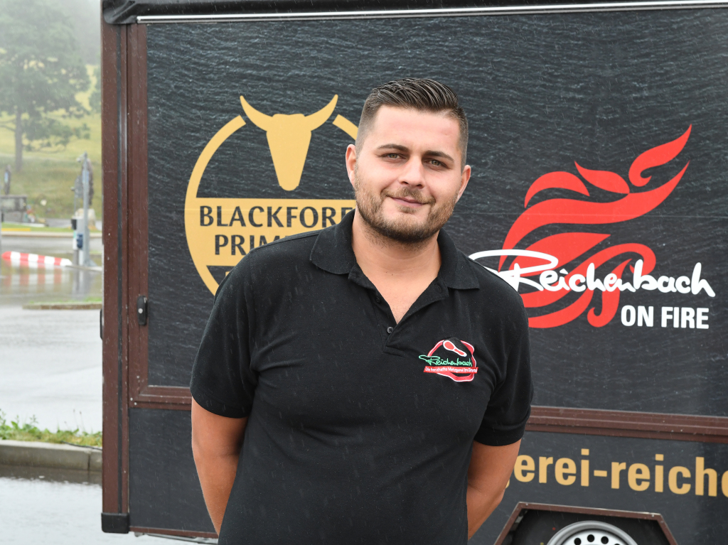 Regencapes und internationale Spezialitten: Foodtruck-Fans lieen sich ihre gute Laune auf dem Feldberg auch vom Wetter nicht nehmen.