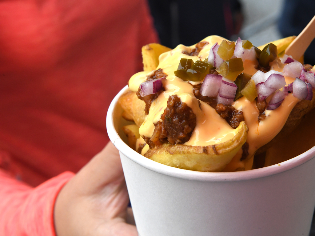 Regencapes und internationale Spezialitten: Foodtruck-Fans lieen sich ihre gute Laune auf dem Feldberg auch vom Wetter nicht nehmen.