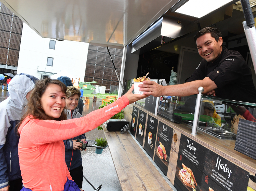 Regencapes und internationale Spezialitten: Foodtruck-Fans lieen sich ihre gute Laune auf dem Feldberg auch vom Wetter nicht nehmen.