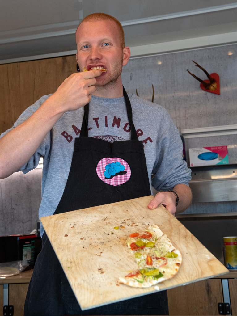 Regencapes und internationale Spezialitten: Foodtruck-Fans lieen sich ihre gute Laune auf dem Feldberg auch vom Wetter nicht nehmen.