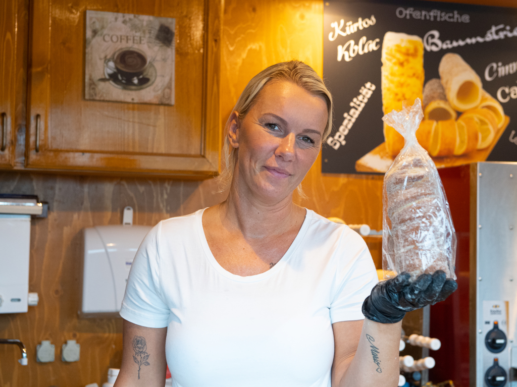 Regencapes und internationale Spezialitten: Foodtruck-Fans lieen sich ihre gute Laune auf dem Feldberg auch vom Wetter nicht nehmen.