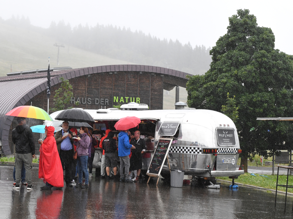 Regencapes und internationale Spezialitten: Foodtruck-Fans lieen sich ihre gute Laune auf dem Feldberg auch vom Wetter nicht nehmen.