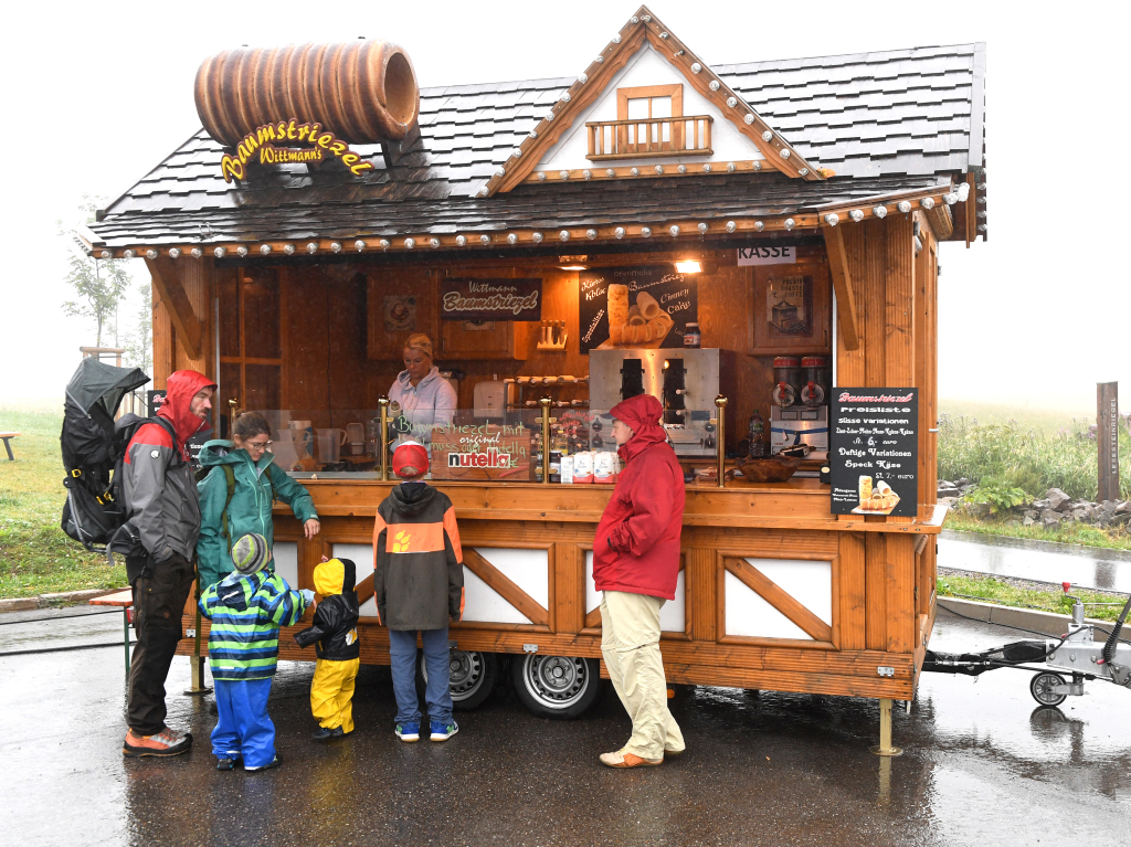 Regencapes und internationale Spezialitten: Foodtruck-Fans lieen sich ihre gute Laune auf dem Feldberg auch vom Wetter nicht nehmen.