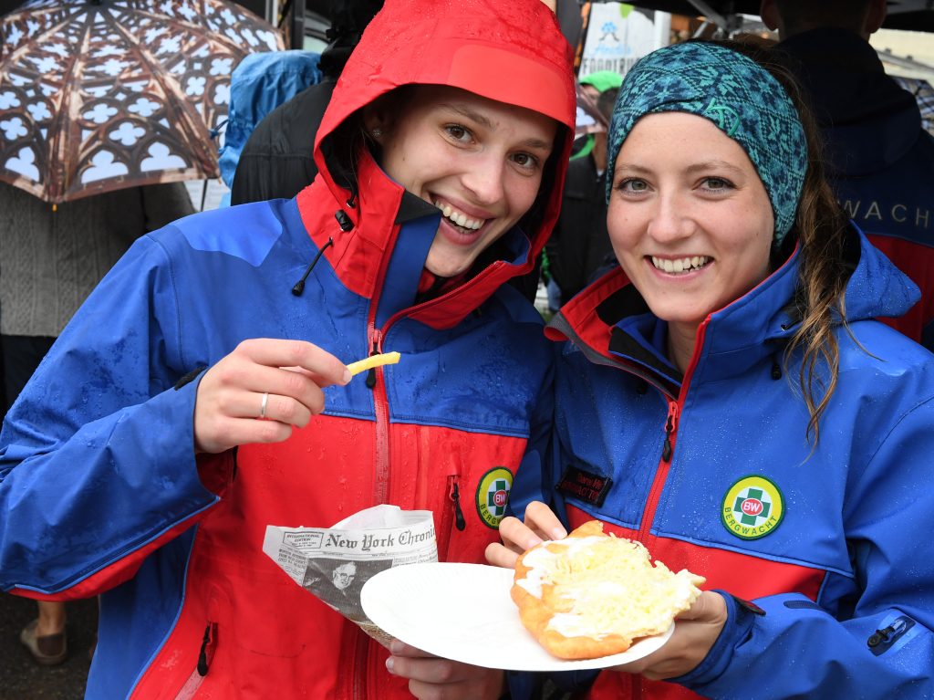 Regencapes und internationale Spezialitten: Foodtruck-Fans lieen sich ihre gute Laune auf dem Feldberg auch vom Wetter nicht nehmen.