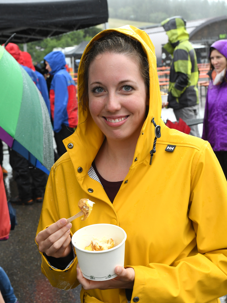 Regencapes und internationale Spezialitten: Foodtruck-Fans lieen sich ihre gute Laune auf dem Feldberg auch vom Wetter nicht nehmen.