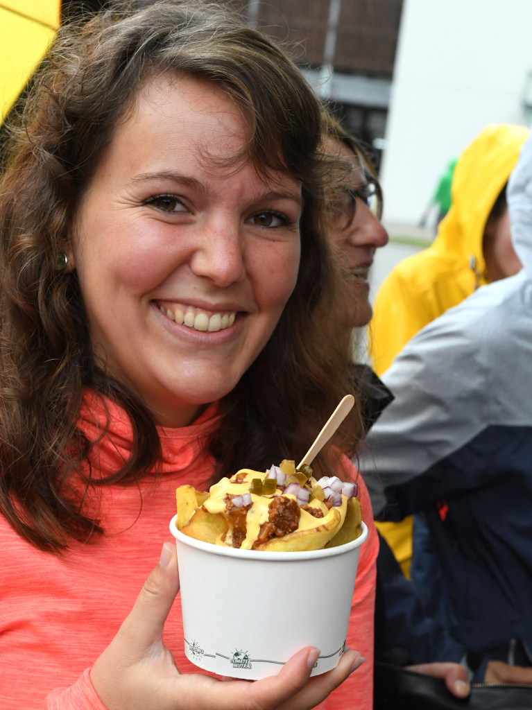 Regencapes und internationale Spezialitten: Foodtruck-Fans lieen sich ihre gute Laune auf dem Feldberg auch vom Wetter nicht nehmen.