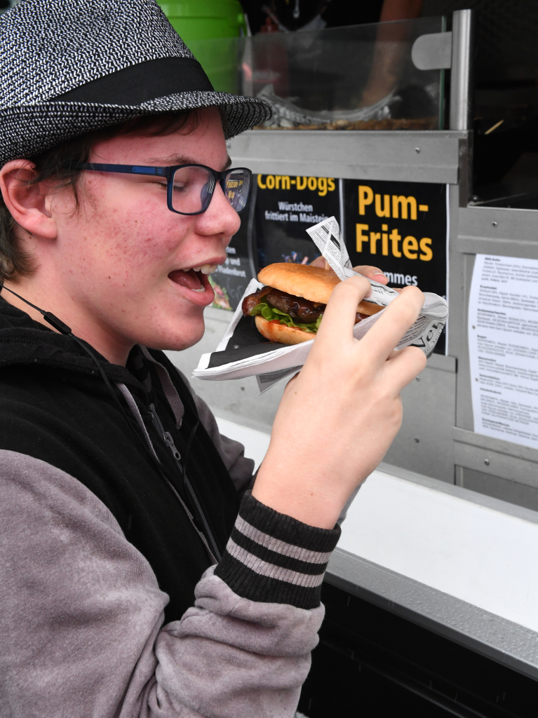 Regencapes und internationale Spezialitten: Foodtruck-Fans lieen sich ihre gute Laune auf dem Feldberg auch vom Wetter nicht nehmen.