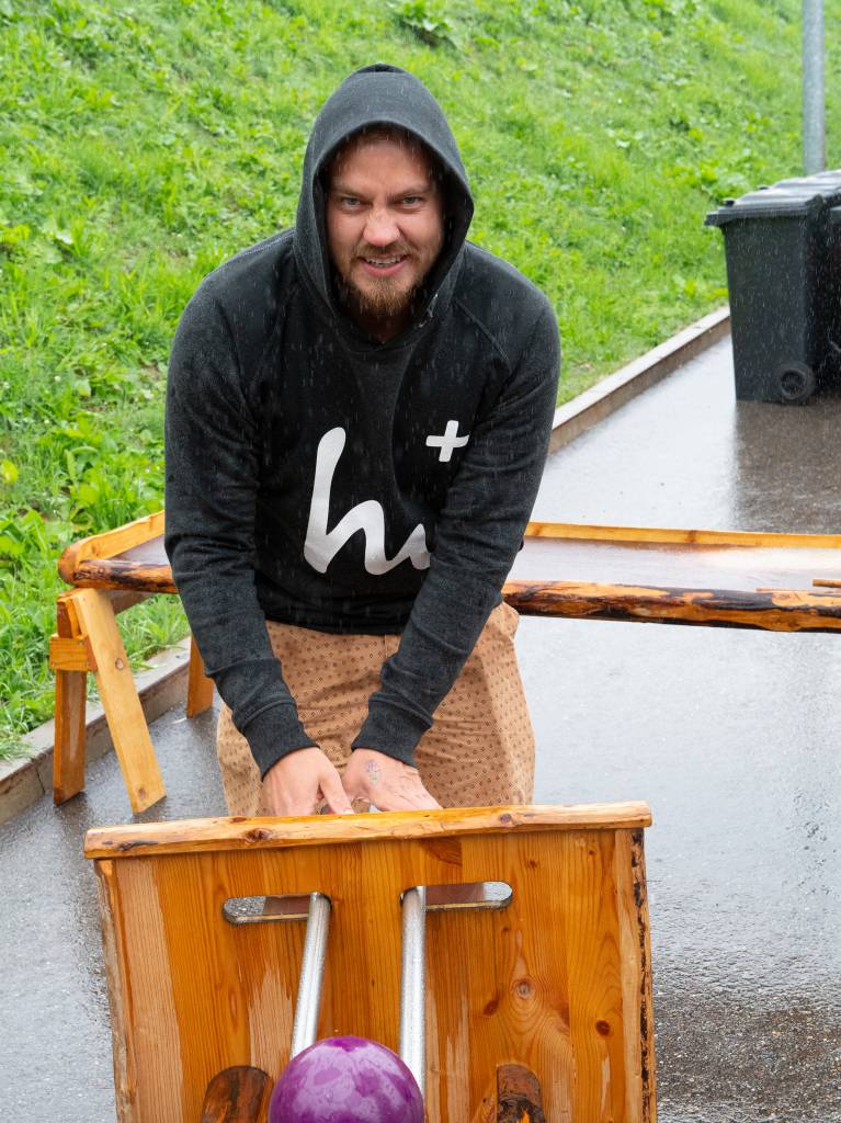 Regencapes und internationale Spezialitten: Foodtruck-Fans lieen sich ihre gute Laune auf dem Feldberg auch vom Wetter nicht nehmen.