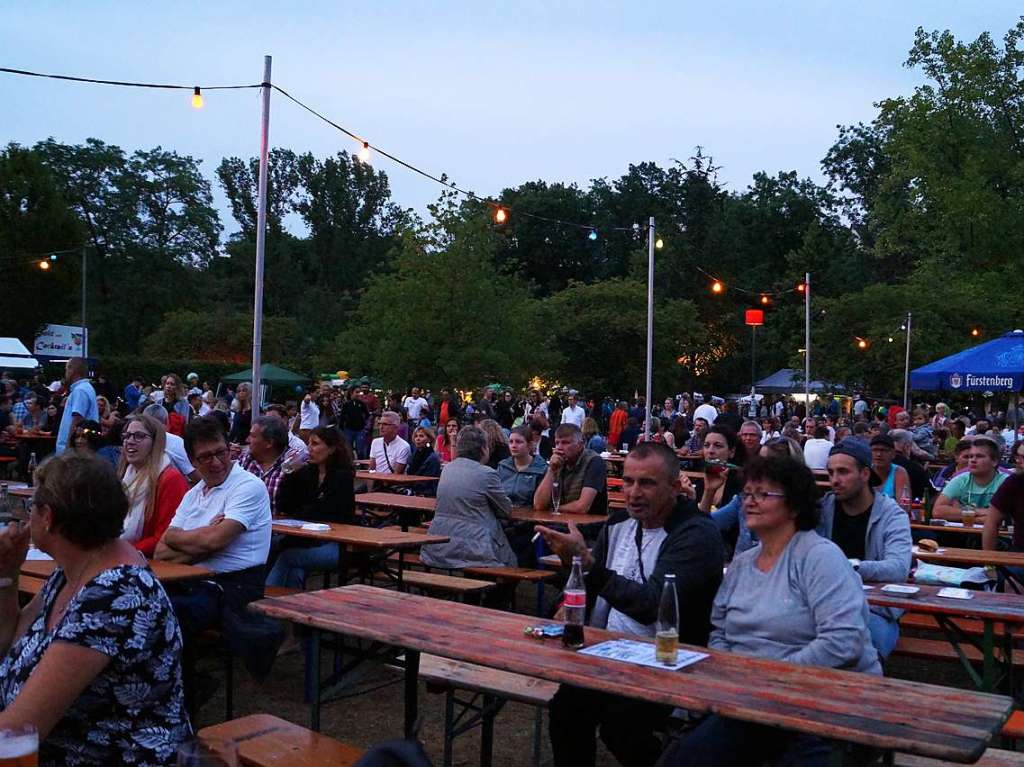 Schne Stimmung und entspannte Atmosphre beim Lichterfest im Kurpark Bad Bellingen.