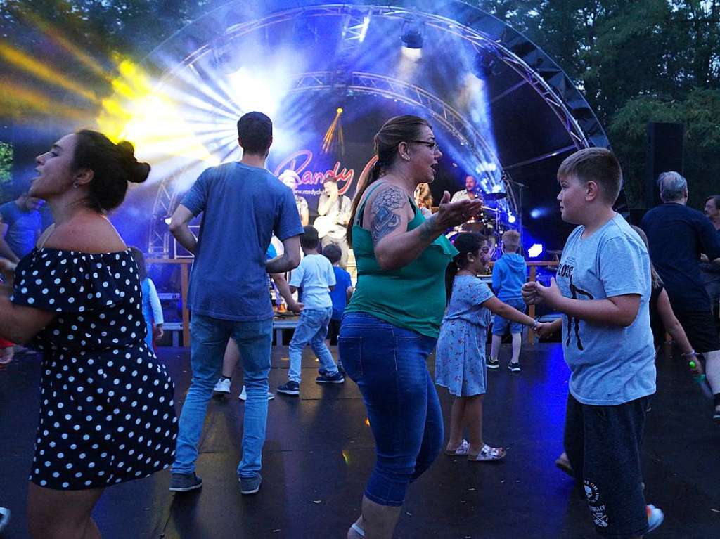 Schne Stimmung und entspannte Atmosphre beim Lichterfest im Kurpark Bad Bellingen.