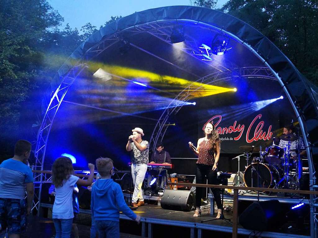 Schne Stimmung und entspannte Atmosphre beim Lichterfest im Kurpark Bad Bellingen.