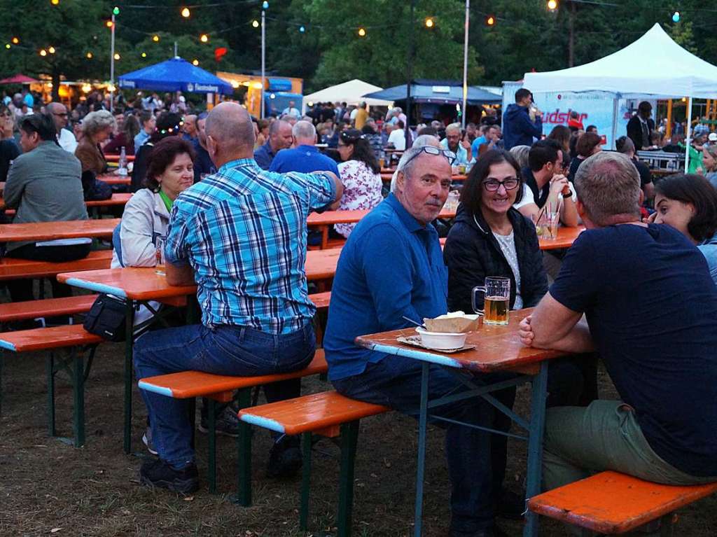 Schne Stimmung und entspannte Atmosphre beim Lichterfest im Kurpark Bad Bellingen.