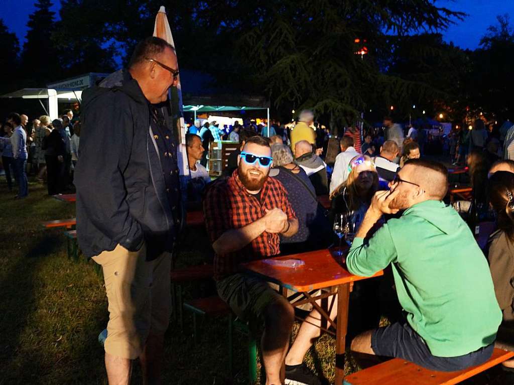 Schne Stimmung und entspannte Atmosphre beim Lichterfest im Kurpark Bad Bellingen.