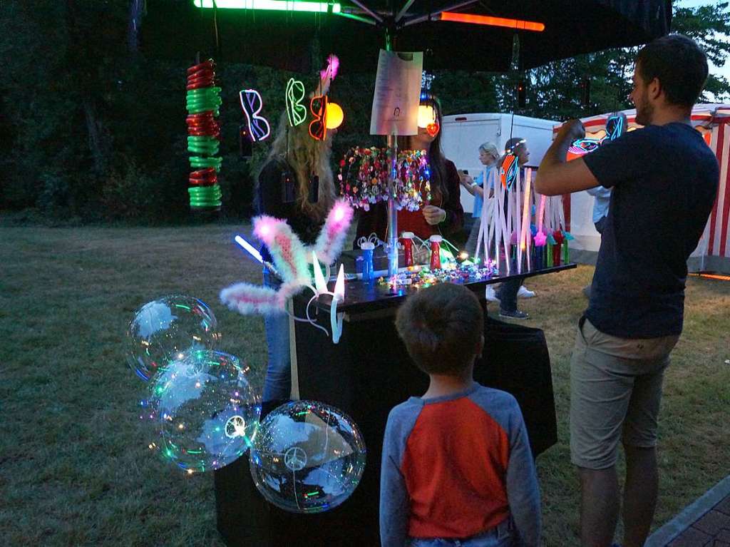 Schne Stimmung und entspannte Atmosphre beim Lichterfest im Kurpark Bad Bellingen.