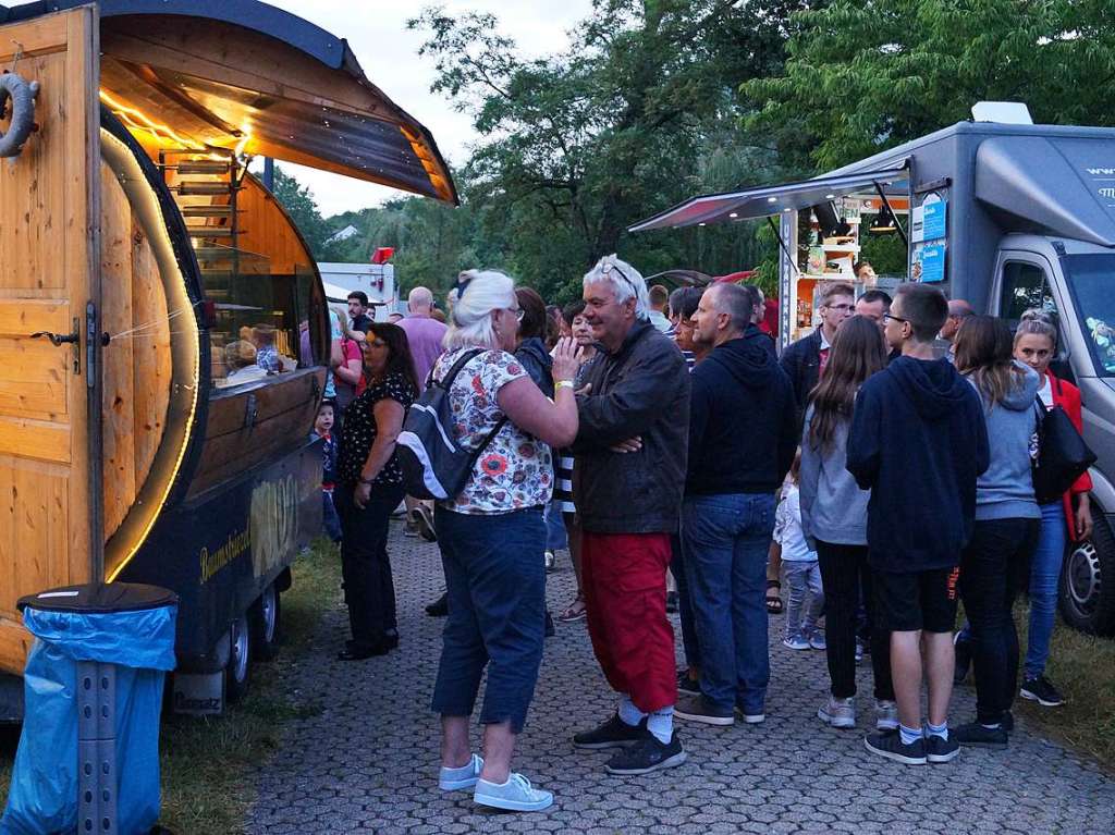 Schne Stimmung und entspannte Atmosphre beim Lichterfest im Kurpark Bad Bellingen.