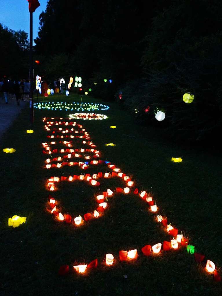 Schne Stimmung und entspannte Atmosphre beim Lichterfest im Kurpark Bad Bellingen.