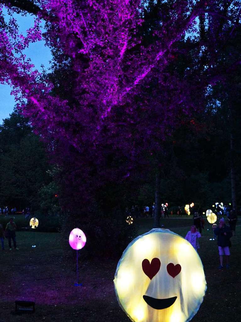 Schne Stimmung und entspannte Atmosphre beim Lichterfest im Kurpark Bad Bellingen.