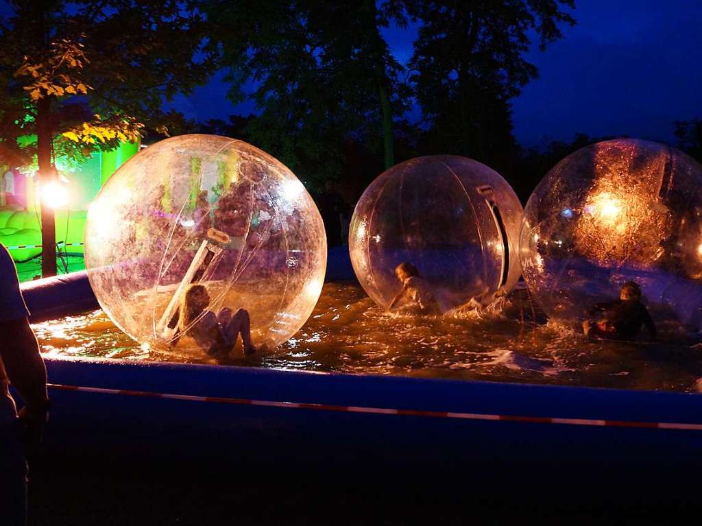 Schne Stimmung und entspannte Atmosphre beim Lichterfest im Kurpark Bad Bellingen.