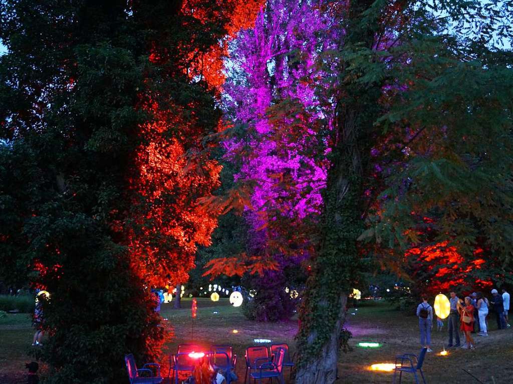 Schne Stimmung und entspannte Atmosphre beim Lichterfest im Kurpark Bad Bellingen.