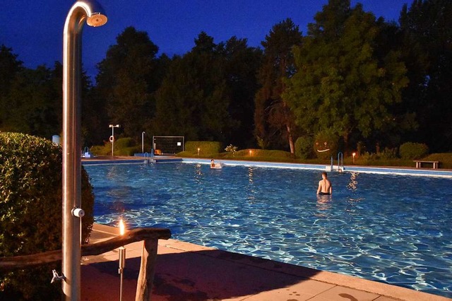 Moonlight-Party im Schwimmbad geht auc...n und  unter wolkenverhangenem Himmel.  | Foto: Heinz und Monika Vollmar