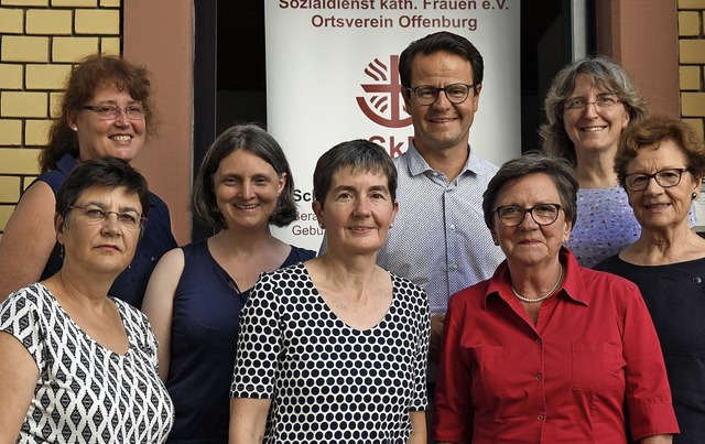 Gruppenbild mit OB (vordere Reihe, v.l....l.): Claudia Huber und Fatima Gonska   | Foto: stadt