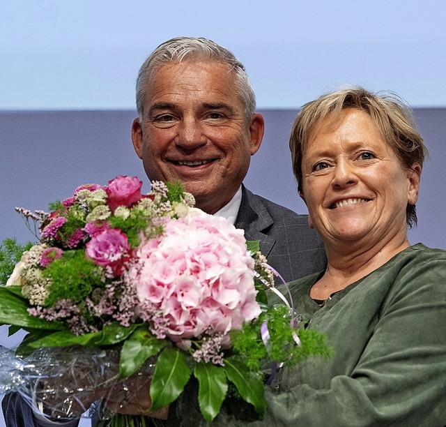 Blumen fr die Kandidatin: Thomas Strobl und Susanne Eisenmann  | Foto: Thomas Kienzle (dpa)