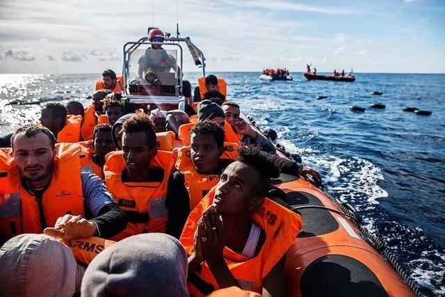 Keine Gnade trotz Bootsdrama: Italien lässt Migranten auf Schiff