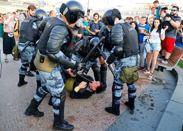 Sondereinheiten der Polizei gehen gegen die Demonstranten vor.  | Foto: Alexander Zemlianichenko (dpa)
