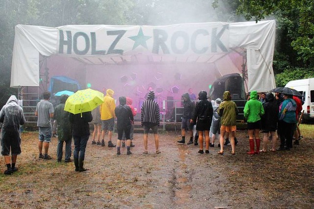 Die Besucher trotzen dem Regen, als &#...stag feministischen Punkrock spielten.  | Foto: Martin Klabund