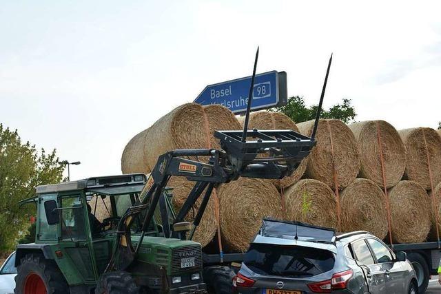 Pkw fährt an der A 98-Ausfahrt bei Eimeldingen auf einen Traktor mit Strohballen