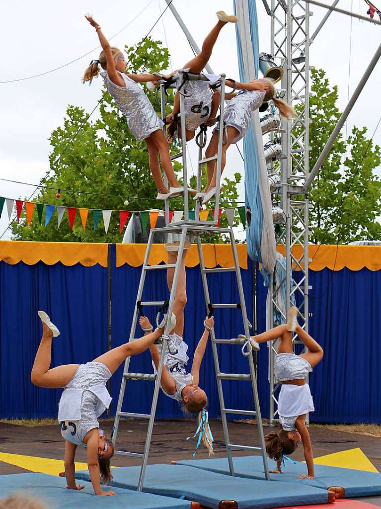 Leiterakrobatik der High Out Girls