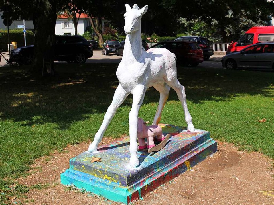 Das Plschpferd versteckt sich zwischen den Beinen des Holbeinpferds.  | Foto: Katharina Federl