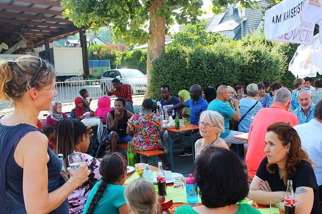 Menschen verschiedener Nationalitten trafen sich beim Sommerfest.  | Foto: Horst David