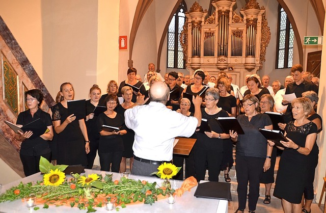Der MGV Leiselheim und der Kirchenchor...aus  Tunsel beim gemeinsamen Auftritt.  | Foto: Roland Vitt