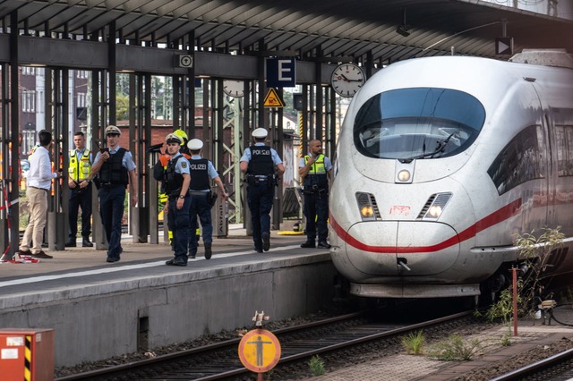 Einsatzkrfte der Polizei am Frankfurter Bahnhof nach der Attacke  | Foto: Frank Rumpenhorst (dpa)