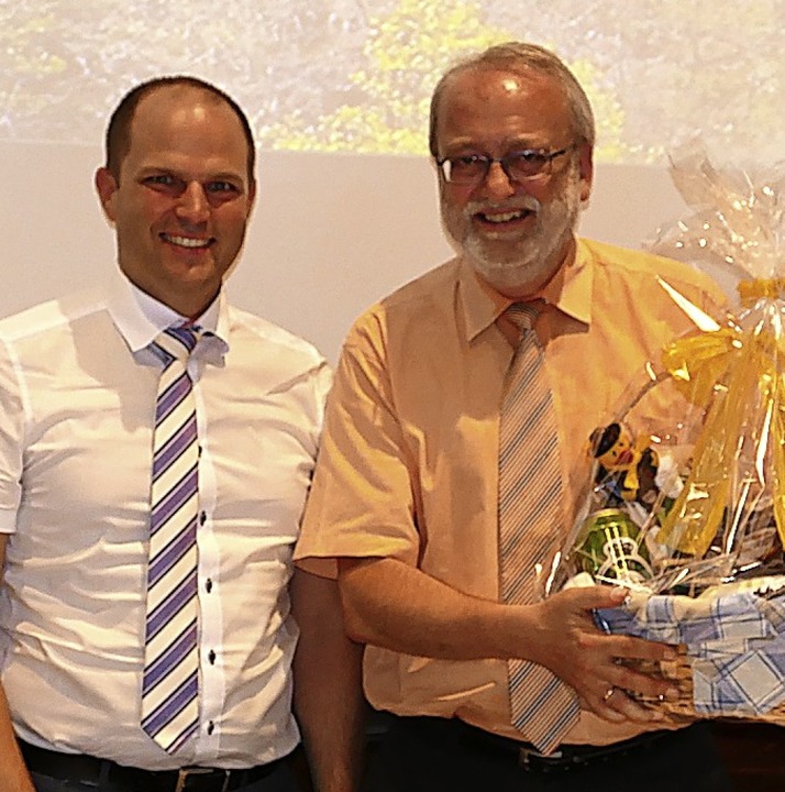 Oberbrgermeister Roman Gtzmann (l.) verabschiedet Dieter Grupp.   | Foto: Sylvia Sredniawa