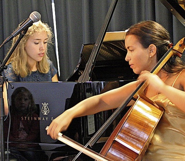 Julia Pleininger am Klavier und Natali...ische Mrchen von Peter und dem Wolf.   | Foto: Charlotte Frse