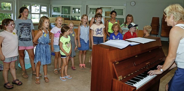 Die Kirchenmuse, die Jugendgruppe im ...horleiterin Ursula Wieber am Klavier.   | Foto: Sandra Decoux-Kone